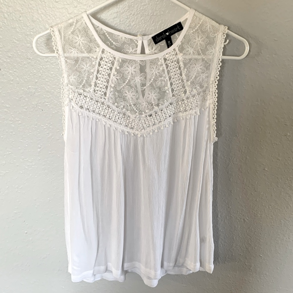 White tank with the knitted neck line flowers